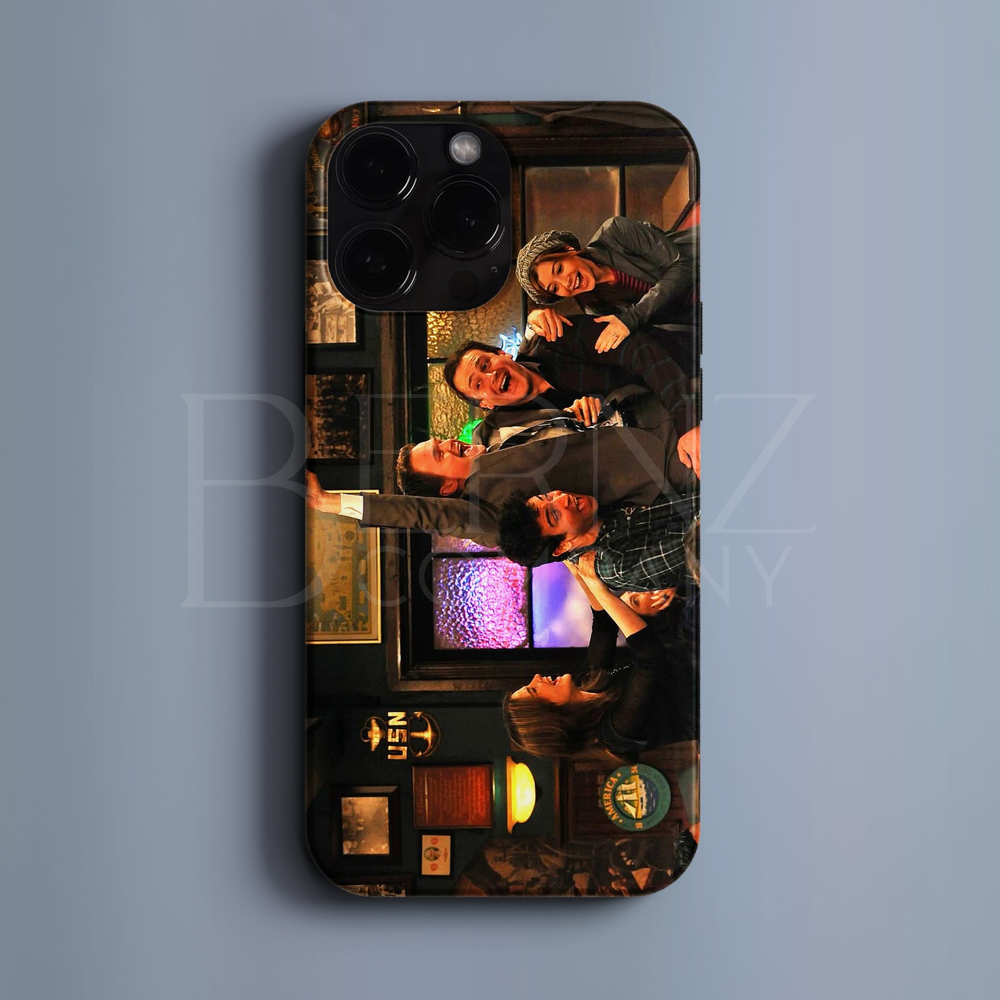 BERNZ "Friends Night Out" Tasarım Telefon Kılıfı – FİLM / DİZİ SERİSİ